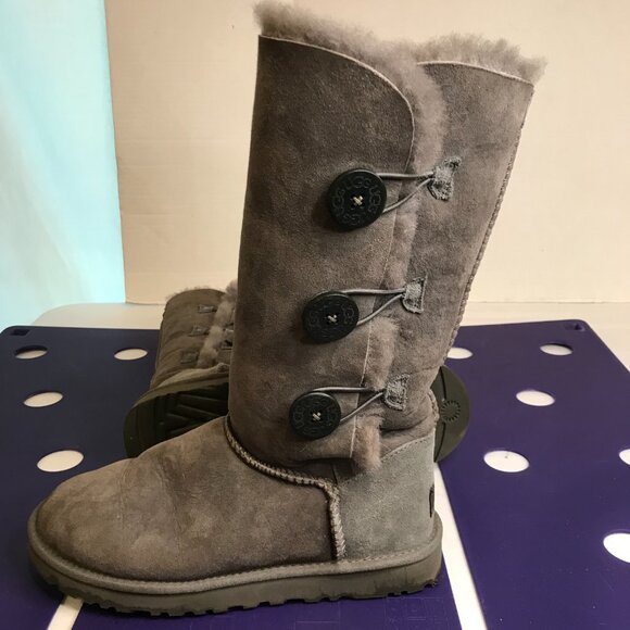 UGG BAILEY BUTTON WOMENS BOOTS - Picture 2 of 7